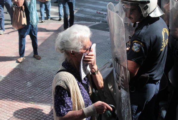 Οργή Τσίπρα για τα χημικά στους συνταξιούχους - Φωνές σε Τόσκα [photos] - Φωτογραφία 5