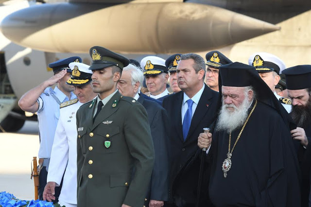 Η πολιτική και στρατιωτική ηγεσία του ΥΠΕΘΑ στην τελετή υποδοχής των λειψάνων των Ελλήνων Αγωνιστών της Κύπρου - Φωτογραφία 1