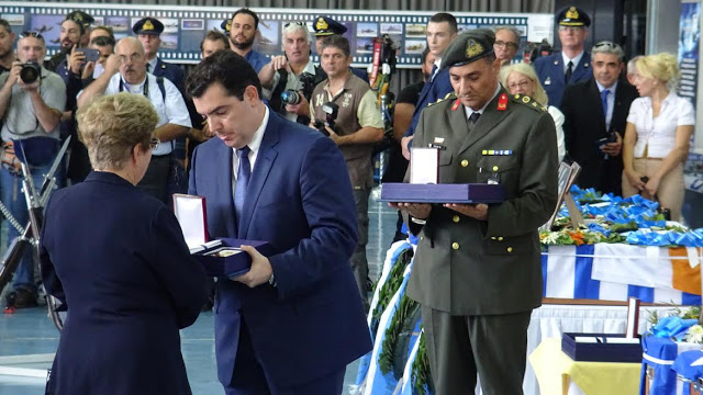 Η πολιτική και στρατιωτική ηγεσία του ΥΠΕΘΑ στην τελετή υποδοχής των λειψάνων των Ελλήνων Αγωνιστών της Κύπρου - Φωτογραφία 13