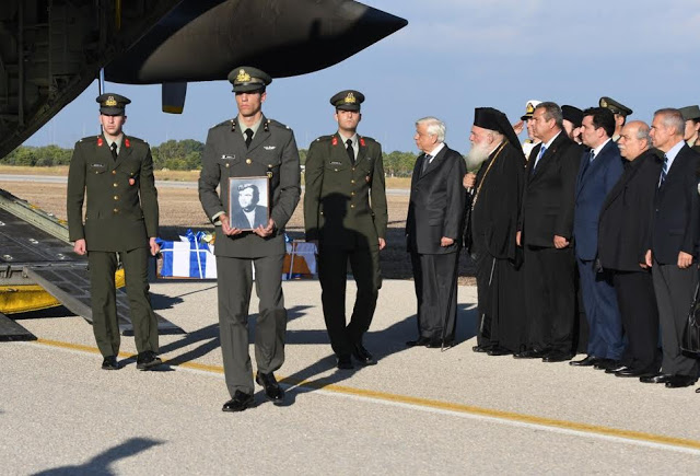 Η πολιτική και στρατιωτική ηγεσία του ΥΠΕΘΑ στην τελετή υποδοχής των λειψάνων των Ελλήνων Αγωνιστών της Κύπρου - Φωτογραφία 6
