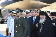Η πολιτική και στρατιωτική ηγεσία του ΥΠΕΘΑ στην τελετή υποδοχής των λειψάνων των Ελλήνων Αγωνιστών της Κύπρου