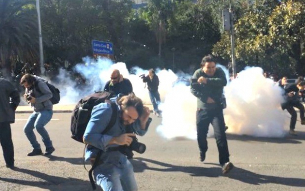 Η Π.Ο.Ε.Ε.Π. καταγγέλλει την επίθεση των Ειδικών Δυνάμεων της  Αστυνομίας με χρήση χημικών εναντίον διαδηλωτών συνταξιούχων - Φωτογραφία 1