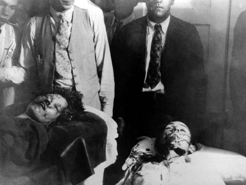 ΠΡΟΧΟΧΗ! Σκληρές εικόνες... Οι μεταθανάτιες φωτογραφίες «επωνύμων» που σόκαραν τον κόσμο! - Φωτογραφία 12