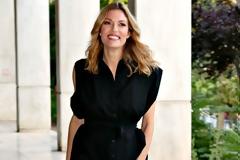 Η Βίκυ Καγιά άλλαξε χρώμα στα μαλλιά της (και της πάει τρομερά)