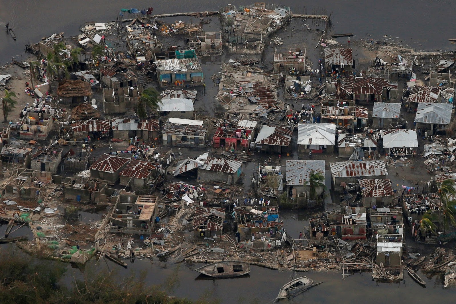Πλησιάζει ΑΠΕΙΛΗΤΙΚΑ τις ΗΠΑ ο τυφώνας – φονιάς: 339 νεκροί στην Αϊτή - Φωτογραφία 1