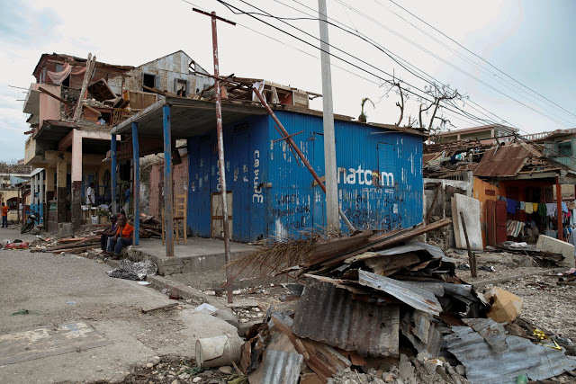 Πλησιάζει ΑΠΕΙΛΗΤΙΚΑ τις ΗΠΑ ο τυφώνας – φονιάς: 339 νεκροί στην Αϊτή - Φωτογραφία 2
