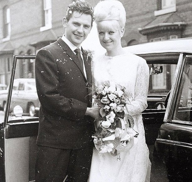 Ζευγάρι γιορτάζει την 50η επέτειό του με τα ίδια ρούχα που φορούσε την ημέρα του γάμου του! - Φωτογραφία 2