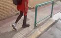 ΑΠΟΚΛΕΙΣΤΙΚΟ: Παρουσιάστρια και αγαπητή δημοσιογράφος με σπασμένο πόδι βολτάρει με μπότα [photos]