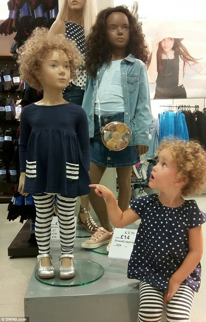 Η μικρή που βρήκε τη σωσία της σε μια κούκλα - Φωτογραφία 2