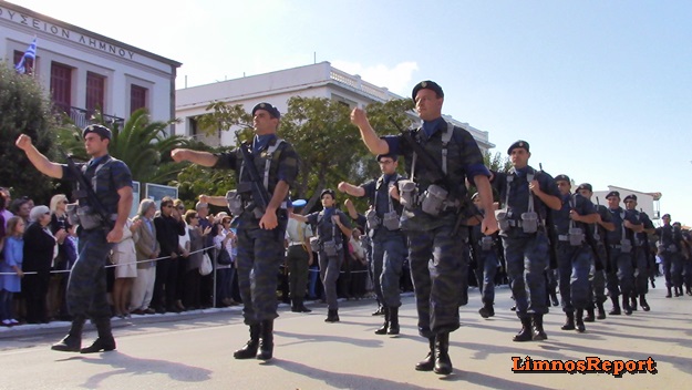 Φωτό και βίντεο από τη στρατιωτική παρέλαση στη Λήμνο - Φωτογραφία 5