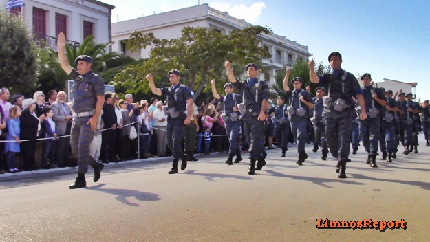 Φωτό και βίντεο από τη στρατιωτική παρέλαση στη Λήμνο - Φωτογραφία 6