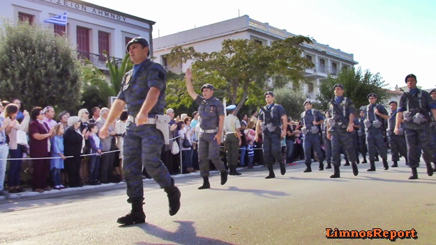 Φωτό και βίντεο από τη στρατιωτική παρέλαση στη Λήμνο - Φωτογραφία 7