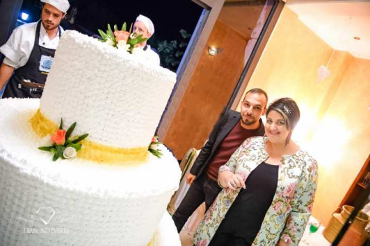 Νύφη και γαμπρός έμειναν με το στόμα ανοιχτό - Η γαμήλια τούρτα έκρυβε εκπλήξεις - Φωτογραφία 1