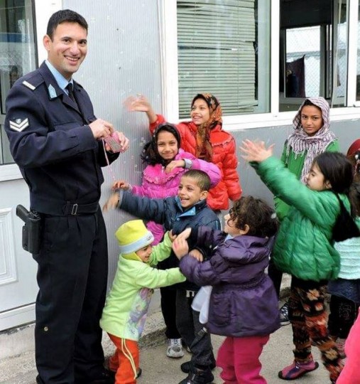 Το συγκινητικό μήνυμα ενός αστυνομικού για τους πρόσφυγες μαθητές – ΦΩΤΟ - Φωτογραφία 1