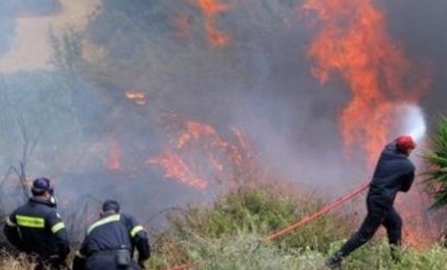 Μαίνεται η μεγάλη φωτιά στα Φαλάσαρνα – Ισχυρή δύναμη της Πυροσβεστικής δίνει μάχη με τις φλόγες - Φωτογραφία 1