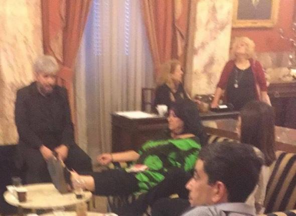 Η Αννα Βαγενά «ξαναχτυπά»: Με τα πόδια στο τραπέζι της Βουλής - ΣΑΛΟΣ στα social media [photos] - Φωτογραφία 2