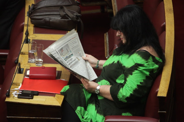 Η Αννα Βαγενά «ξαναχτυπά»: Με τα πόδια στο τραπέζι της Βουλής - ΣΑΛΟΣ στα social media [photos] - Φωτογραφία 3