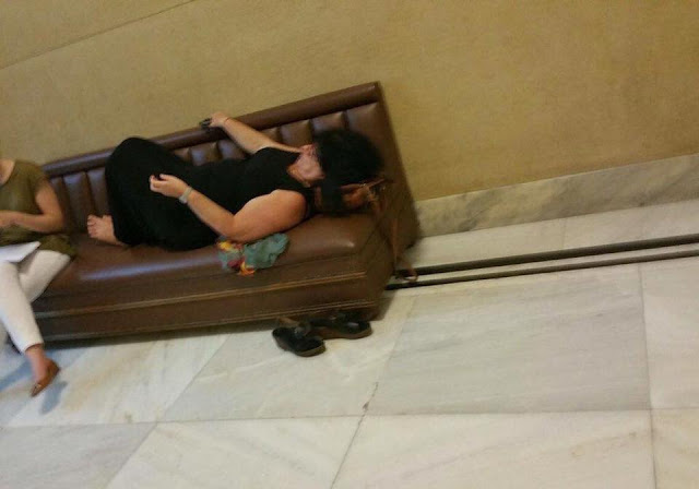 Η Αννα Βαγενά «ξαναχτυπά»: Με τα πόδια στο τραπέζι της Βουλής - ΣΑΛΟΣ στα social media [photos] - Φωτογραφία 4