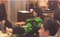 Η Αννα Βαγενά «ξαναχτυπά»: Με τα πόδια στο τραπέζι της Βουλής - ΣΑΛΟΣ στα social media [photos] - Φωτογραφία 1