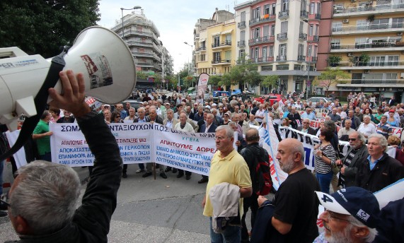 Οι συνταξιούχοι πολιόρκησαν το υπουργείο Μακεδονίας - Θράκης στη Θεσσαλονίκη - Φωτογραφία 2