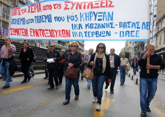 Οι συνταξιούχοι πολιόρκησαν το υπουργείο Μακεδονίας - Θράκης στη Θεσσαλονίκη - Φωτογραφία 4