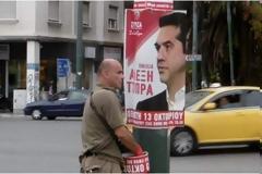 Γέμισε η Αθήνα αφίσες του Τσίπρα - Η αντίδραση του Καραμέρου [photos]