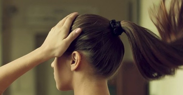 Με αυτά τα απλά tips θα ξυπνήσεις με τέλεια μαλλιά - Φωτογραφία 1