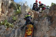 Λαμία: Καρέ-καρέ η διάσωση οδηγού που έπεσε σε γκρεμό
