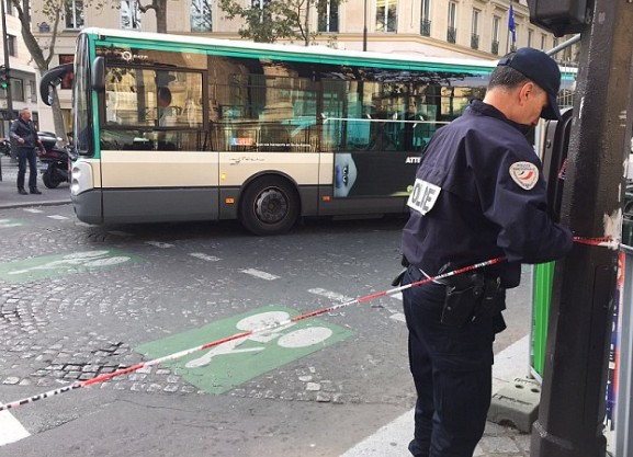 ΤΡΟΜΟΣ! Συναγερμός στο Παρίσι μετά από απειλή για βόμβα - Φωτογραφία 2
