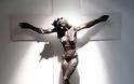 Σκάνδαλο! Θηλυκός Εσταυρωμένος Χριστός σε ναό στις ΗΠΑ - Φωτογραφία 2