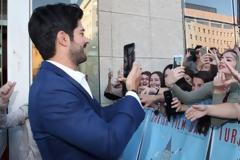 Στην Ελλάδα ο πρωταγωνιστής του Καρά Σεβντά - Πανζουρλισμός στην υποδοχή του [photos + video]