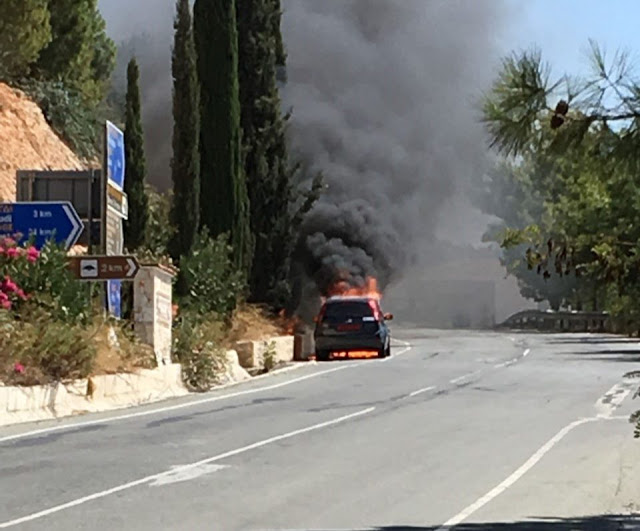 Πάφος: Ζευγάρι κινδύνεψε να καεί ζωντανό στο αυτοκίνητό του - Φωτογραφία 2