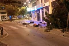 Τρελή πορεία αυτοκινήτου στο κέντρο της Κοζάνης - Παρέσυρε φανάρι, δέντρο, κάγκελα και παραλίγο να μπει σε βιτρίνα καταστήματος [photos]