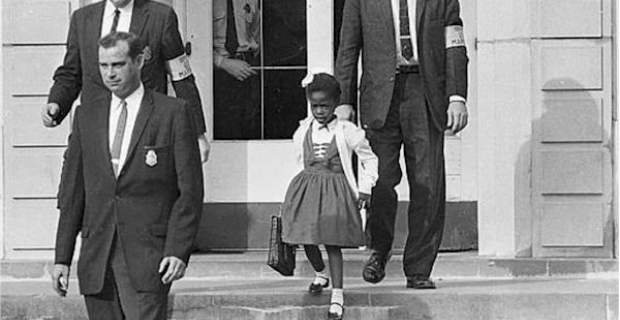 Με φέρετρο είχαν «υποδεχτεί» την πρώτη μαύρη μαθήτρια σε σχολείο λευκών στις ΗΠΑ! - Φωτογραφία 1