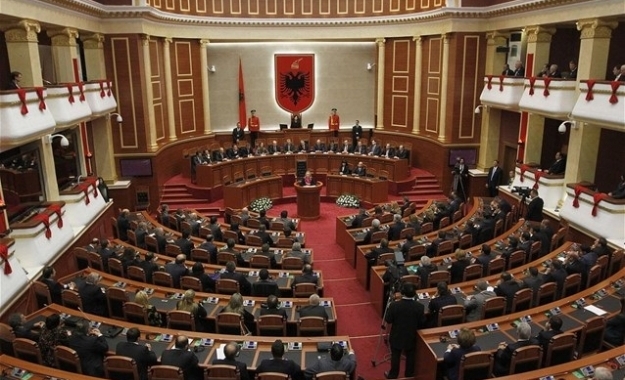 Ανθελληνικό παραλήρημα στην Αλβανική Βουλή - Φωτογραφία 1