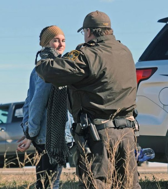 Σέιλιν Γούντλεϊ: Ο ακτιβισμός και η σύλληψη της πρωταγωνίστριας του Divergent - Φωτογραφία 2