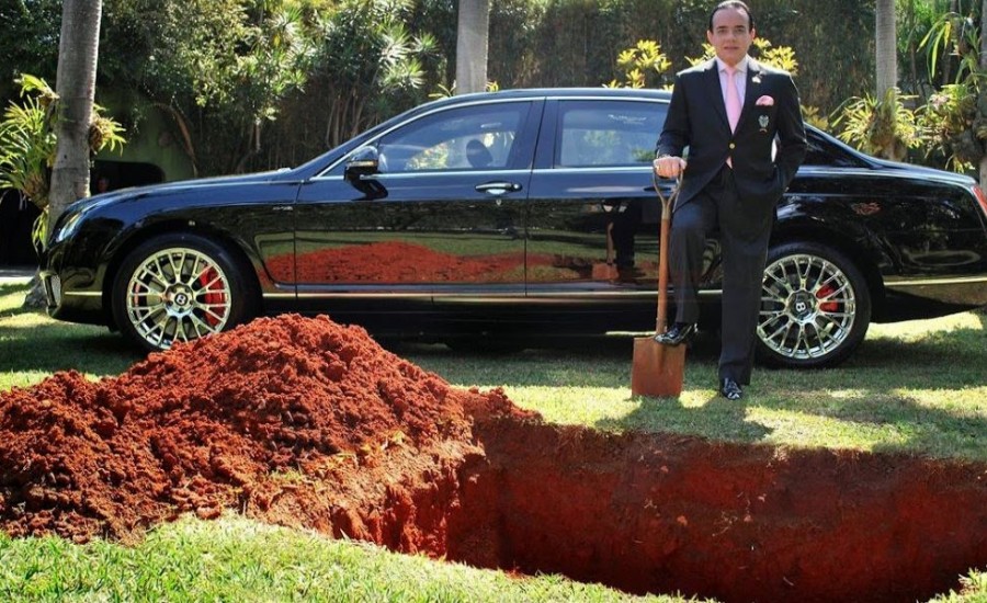 Απίστευτος τύπος! Εκατομμυριούχος έθαψε την πανάκριβη Bentley του στέλνοντας συγκλονιστικό μήνυμα! [photos] - Φωτογραφία 1