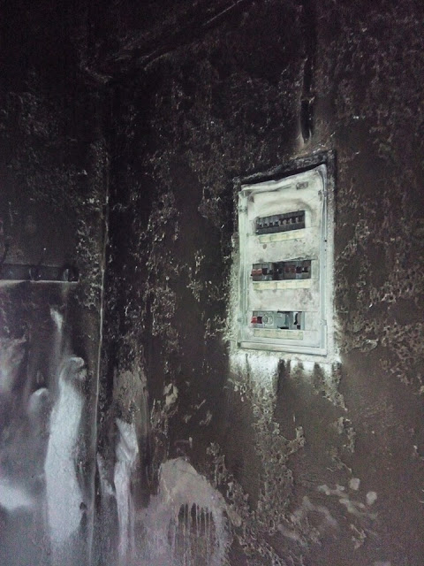 Ξαναφτιάχνουν το καμμένο σπίτι της οικογένειας με τα 4 ανήλικα στο Ηράκλειο - Φωτογραφία 2