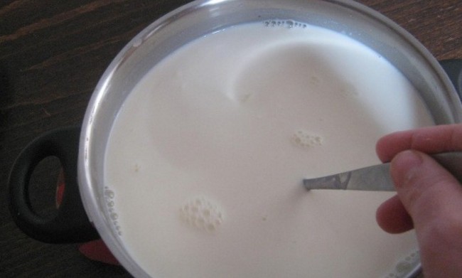 Τι να κάνετε για να μην κολλήσει το γάλα όταν το βράζετε - Φωτογραφία 1