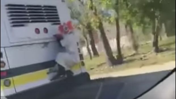 Ανατριχιαστικός κλόουν κρεμασμένος σε λεωφορείο στο Detroit [video] - Φωτογραφία 1