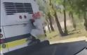 Ανατριχιαστικός κλόουν κρεμασμένος σε λεωφορείο στο Detroit [video]