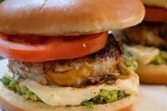 Homemade burger με λαχταριστό μπιφτέκι κοτόπουλο