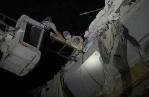 Βίντεο που ΣΥΓΚΛΟΝΙΖΕΙ: Παιδί κρέμεται από διαλυμένο κτίριο, μετά από βομβαρδισμό στο Χαλέπι [video] - Φωτογραφία 1