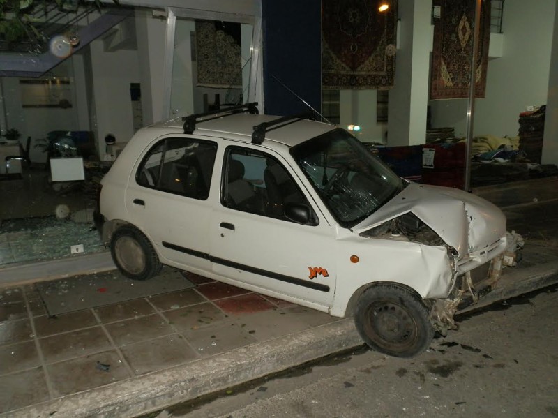 Τροχαίο ντόμινο στα Χανιά -  Αυτοκίνητο κατέληξε στην τζαμαρία καταστήματος - Φωτογραφία 3