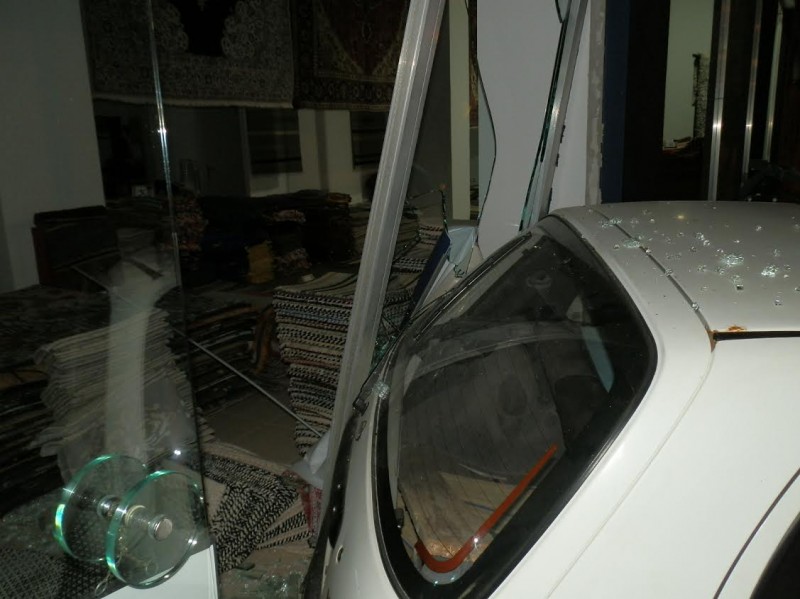 Τροχαίο ντόμινο στα Χανιά -  Αυτοκίνητο κατέληξε στην τζαμαρία καταστήματος - Φωτογραφία 4