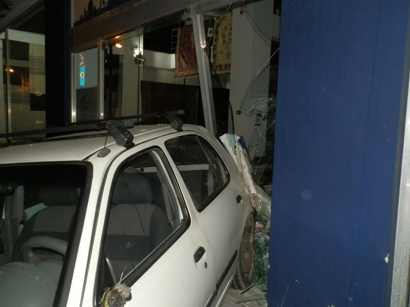 Τροχαίο ντόμινο στα Χανιά -  Αυτοκίνητο κατέληξε στην τζαμαρία καταστήματος - Φωτογραφία 6