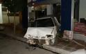 Τροχαίο ντόμινο στα Χανιά -  Αυτοκίνητο κατέληξε στην τζαμαρία καταστήματος - Φωτογραφία 1