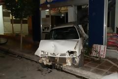 Τροχαίο ντόμινο στα Χανιά -  Αυτοκίνητο κατέληξε στην τζαμαρία καταστήματος