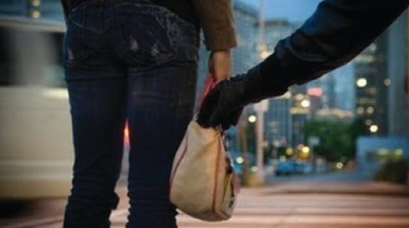 Ηράκλειο: Άρπαξε με τη βία την τσάντα μιας γυναίκας – Λίγο αργότερα φόρεσε χειροπέδες - Φωτογραφία 1