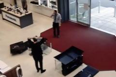 Ο πελάτης που δεν θα ήθελες ποτέ να μπει στο μαγαζί σου